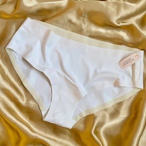 Victoria Secret No-Show Seamless Hiphugger M NWT